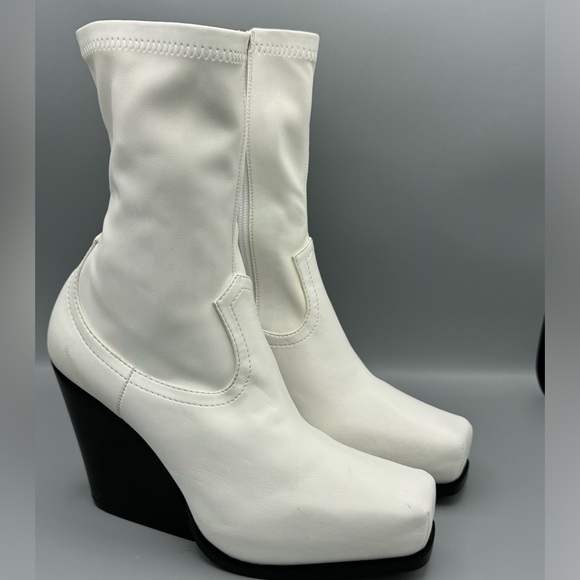 STELLA MCCARTNEY
WHITE COWBOY ANKLE BOOTS Size 37 - Picture 2 of 8